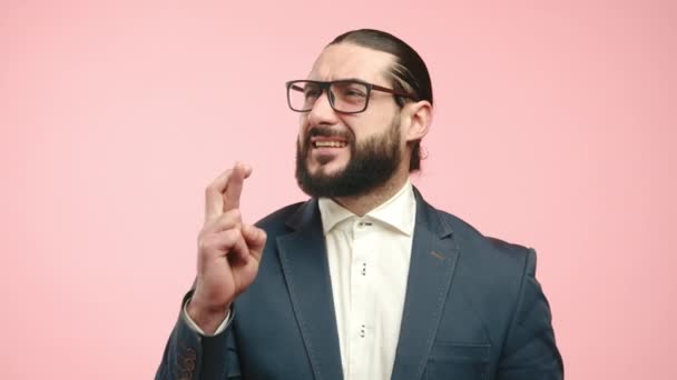 Hombre Barbudo Esperanzado Con Traje Inteligente Gafas Cruza Sus Dedos — Vídeo de stock