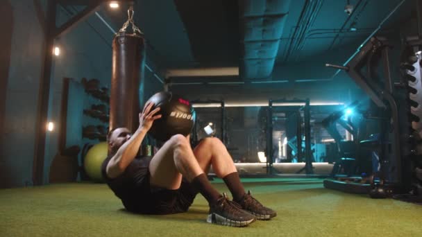 Fit Mužský Atlet Provádí Sedící Medicínské Míč Cvičení Pro Posílení — Stock video