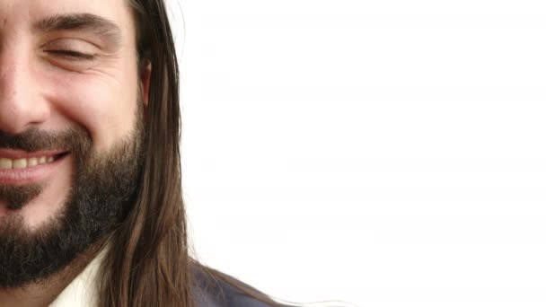Metade Rosto Homem Com Cabelos Longos Lisos Uma Barba Sorri — Vídeo de Stock