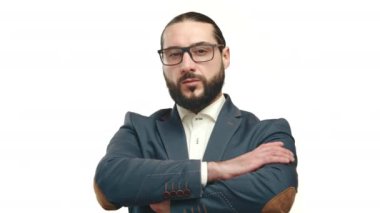 Özel dikim takım elbiseli profesyonel bir işadamı beyaz bir arka planda izole edilmiş, güven ve liderlik yayarak ayakta duruyor. Şirket ve yönetim temaları için ideal. Kamera 8K HAM. 