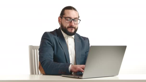 Ein Zufriedener Finanzier Beendet Seinen Arbeitstag Mit Einem Laptop Der — Stockvideo