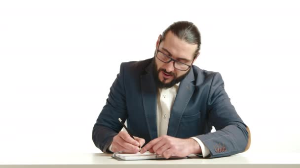 Homem Negócios Sério Com Óculos Está Envolvido Escrever Notas Demonstrando — Vídeo de Stock