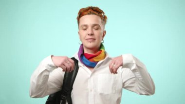Meditasyon yapan, elleri Zen sembolü oluşturan dingin genç bir kadın, LGBTQ 'nun kabulünü somutlaştıran barışçıl farkındalığı temsil ediyor. Kamera 8K RAW. Yüksek kalite 4k görüntü