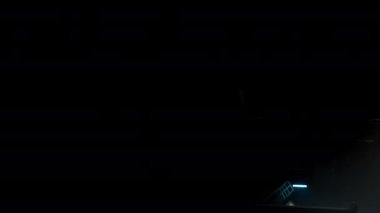 Spor salonunda sırtında halterle çalışan bir kızı gösteren birkaç farklı karenin görüntüsü. Kız egzersizleri yaparken iyi bir teknik ve hassasiyet gösteriyor..