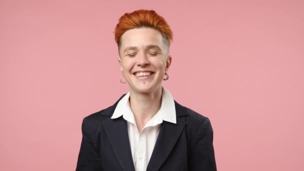 Energetische Junge Lesben Mit Leuchtend Orangefarbenen Haaren Gekleidet Einen Scharfen — Stockvideo