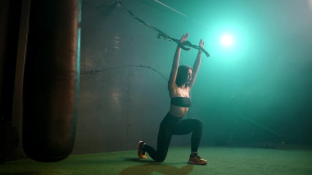 Skenet Gym Ljus Använder Fokuserad Kvinna Fitness Klädsel Sakkunnigt Suspension — Stockvideo