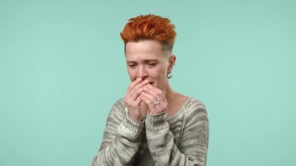 Μια Λεσβία Γυναίκα Εμφανίζεται Εμφανώς Αναστατωμένη Και Κλαίει Καλύπτοντας Στόμα — Αρχείο Βίντεο