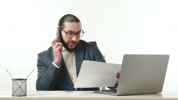 Ein Fokussierter Geschäftsmann Macht Während Einer Telefonkonferenz Multitasking Und Konsultiert — Stockvideo