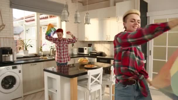 一对女同性恋夫妇在阳光普照的家庭厨房里跳舞 在柔和温暖的晨光下欢欢喜喜地庆祝他们的关系 8K照相机 — 图库视频影像