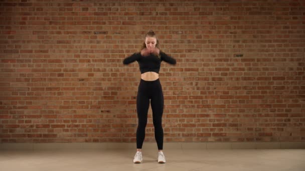 Siyah Spor Giyimli Kendini Adamış Genç Bayan Sporcu Gökyüzüne Uzanan — Stok video