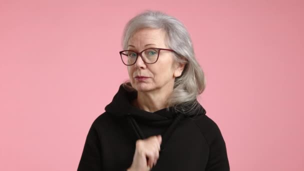 Eine Ältere Frau Mit Brille Legt Den Finger Auf Ihre — Stockvideo
