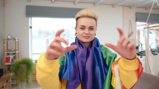 Uma Mulher Vestida Com Capuz Arco Íris Vibrante Forma Coração — Vídeo de Stock