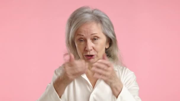Una Anciana Cara Mujer Transmite Una Fuerte Desaprobación Insatisfacción Mientras — Vídeo de stock
