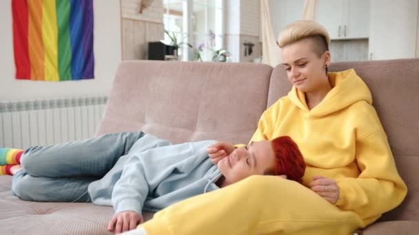 Momento Terno Entre Duas Mulheres Apaixonadas Enquanto Uma Deita Sofá — Vídeo de Stock
