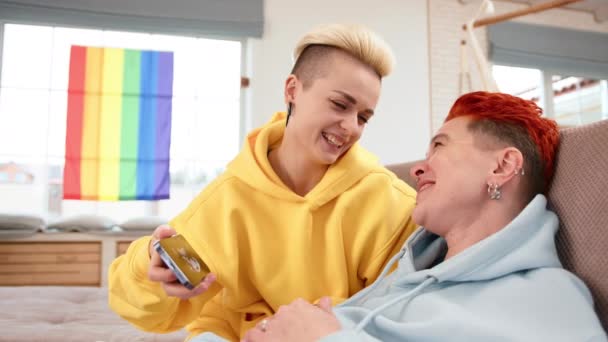 Einer Ruhigen Häuslichen Umgebung Teilt Ein Lesbisches Paar Einen Tiefgreifenden — Stockvideo