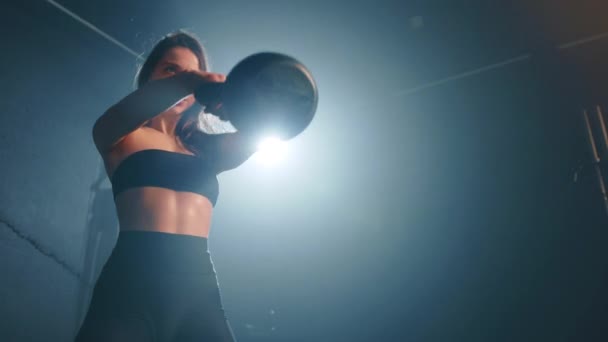 Una Donna Appassionata Fitness Viene Catturata Metà Altalena Con Pesante — Video Stock
