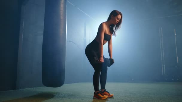 Genç Bir Atletik Kadın Halterlerle Bükme Egzersizi Yapıyor Sisli Arka — Stok video