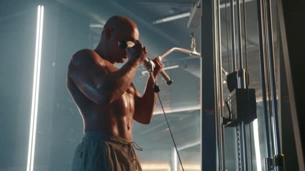 머리를 남자는 체육관에서 케이블 크로스오버 기계를 강도를 구축에 초점을 맞추고 — 비디오