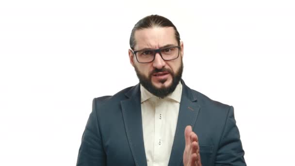Hombre Negocios Expresivo Traje Gafas Explica Activamente Concepto Sus Manos — Vídeos de Stock