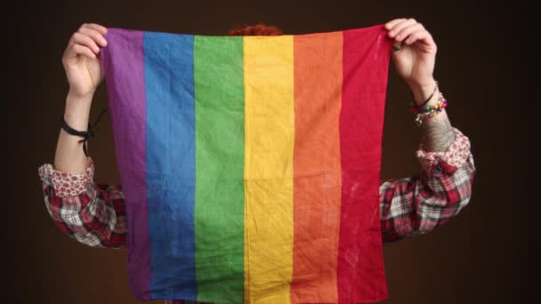 Defensora Lesbiana Captura Momento Pura Alegría Mientras Sostiene Luego Suelta — Vídeo de stock