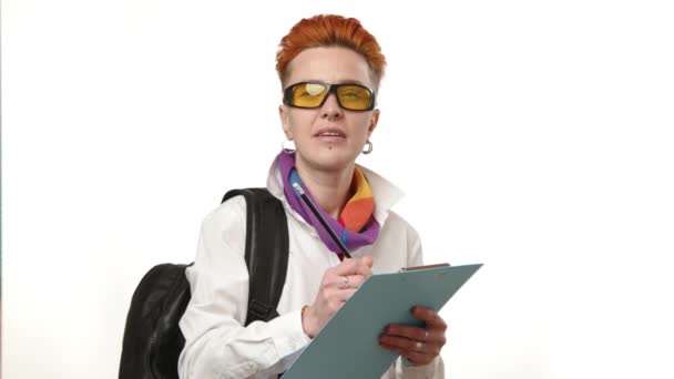 Μια Εστιασμένη Λεσβία Μαθήτρια Ζωηρά Κόκκινα Μαλλιά Κίτρινα Γυαλιά Ηλίου — Αρχείο Βίντεο