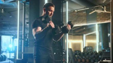 Genç bir sporcunun spor salonunda farklı egzersizler yaptığı çeşitli çekimlerin dinamik montajı. Halterle, dambıllarla ve ayrıca göğüs kaslarını bir makine üzerinde çalıştırıyor.. 