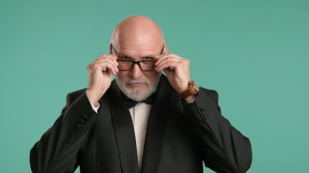 Pewny Siebie Starszy Mężczyzna Formalnym Garniturze Muszce Pewnie Dopasowuje Okulary — Wideo stockowe