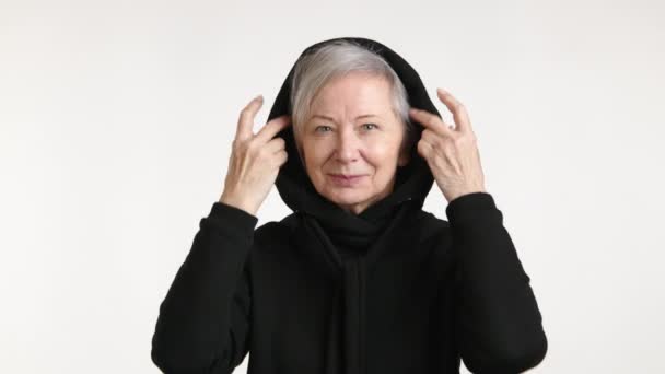 Video Captures Confident Elderly Woman She Removes Her Black Hoodie — Stock Video
