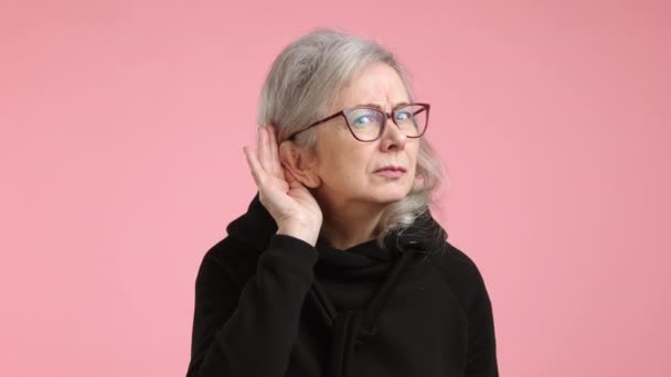 Curious Senior Woman Glasses Attentively Puts Her Hand Her Ear — Stock Video