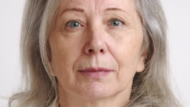 Detaljerad Närbild Äldre Kvinnas Ansikte Med Lugna Ögon Och Ett — Stockvideo