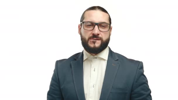 一个穿着西装夹克和眼镜的有反思的男人带着一种沉思的表情 让人联想到商业策略的主题和在白色背景下的反思 8K照相机 — 图库视频影像