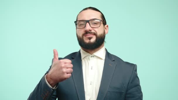 一个穿着时髦西装的大胡子商人在轻松乏味的背景下 竖起大拇指 微笑着表示赞同和积极向上 8K照相机 — 图库视频影像