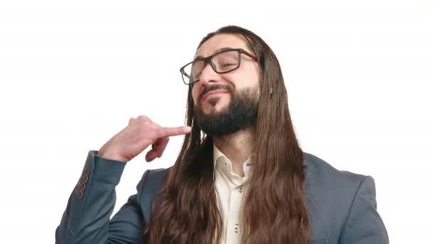 Дружній Чоловік Довгим Темним Волоссям Бородою Робить Мені Жест Рук — стокове відео