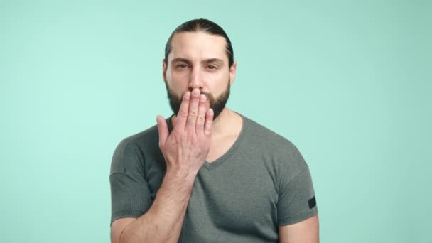 Przystojny Mężczyzna Zadbaną Brodą Nowoczesnymi Okularami Zostaje Uchwycony Podczas Pocałunku — Wideo stockowe