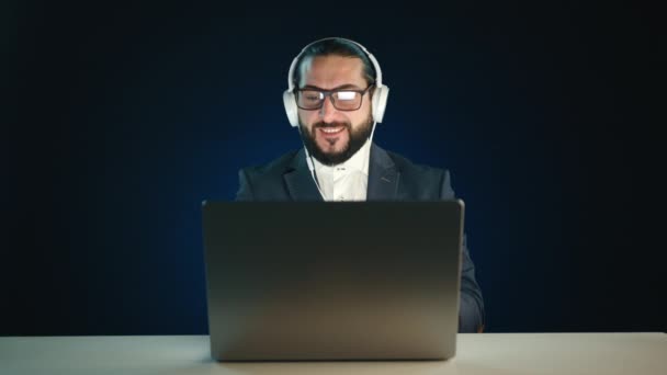 Šťastný Firemní Muž Obleku Pomocí Sluchátek Notebooku Pozitivní Náladou Při — Stock video