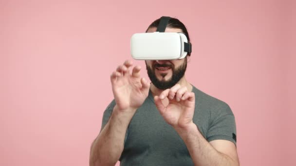 Egy Férfi Visel Egy Headset Rögzítik Egy Pillanat Intenzív Játék — Stock videók