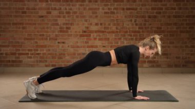 Bir fitness meraklısı, tuğla duvarın kırsal cazibesine karşı tüm vücut gücünü hedef alarak kalastan şınav çekmeye başlar. Kamera 8K HAM. 