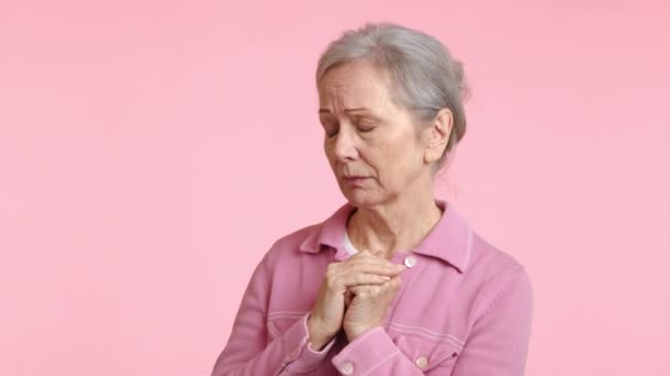 Starsza Kobieta Różowej Kurtce Pokazuje Niewygodne Winne Wyrazy Twarzy Prostym — Wideo stockowe