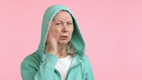 Расстроенная Пожилая Женщина Закрывает Нос Рукой Выражает Отвращение Мятную Толстовку — стоковое видео