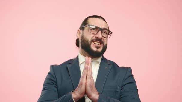 Muž Brýlemi Vousy Oblečený Obleku Kravatě Usmívá Zatímco Modlí Rukama — Stock video