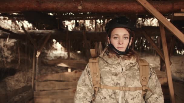 Μια Γυναίκα Στρατιωτικός Γιατρός Ντυμένος Πλήρη Ταχύτητα Και Ένα Κράνος — Αρχείο Βίντεο