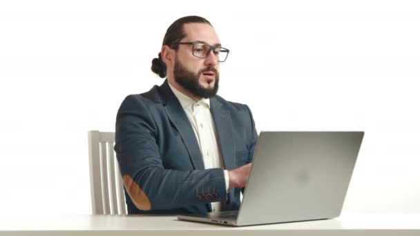 Egy Üzletember Befejezi Napi Feladatait Beteljesülés Érzésével Gyengéden Bezárja Laptopját — Stock videók