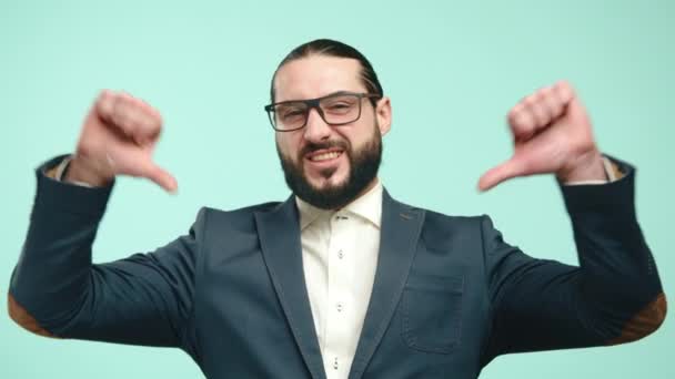 Hombre Con Traje Gafas Navales Luciendo Barba Expresa Desaprobación Con — Vídeos de Stock