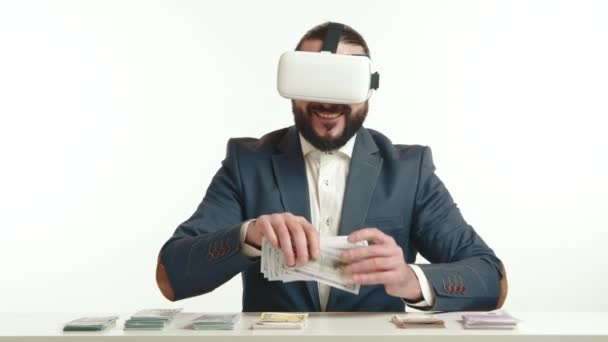 세련된 슈트를 현대적인 사업가는 전통적인 최첨단 기술의 교차점을 상징하는 안경에 — 비디오