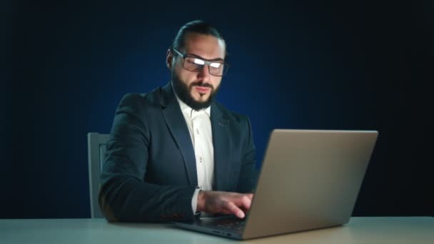 Siyah Takım Elbiseli Kendine Güvenen Sakallı Bir Adamı Dizüstü Bilgisayarda — Stok video