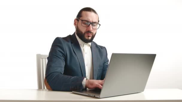 Empresário Dedicado Com Óculos Está Imerso Seu Trabalho Laptop Uma — Vídeo de Stock