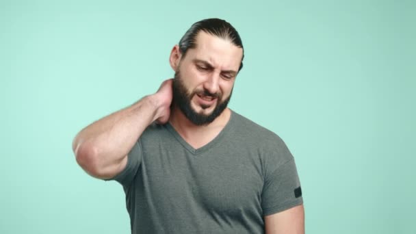 Hombre Mediana Edad Con Barba Sintiendo Dolor Severo Cuello Haciendo — Vídeos de Stock