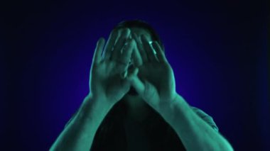 Holografik gözlüklü bir adamın sanal nesnelerle etkileşime girip dijital çağda gelişmiş etkileşimler sergilediği fütüristik bir sahne gözler önüne seriliyor. Kamera 8K HAM. 