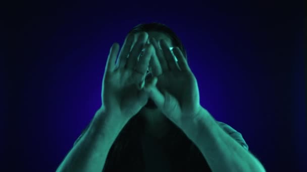 Futurystyczna Scena Rozwija Się Gdy Człowiek Okularach Holograficznych Wyciąga Rękę — Wideo stockowe