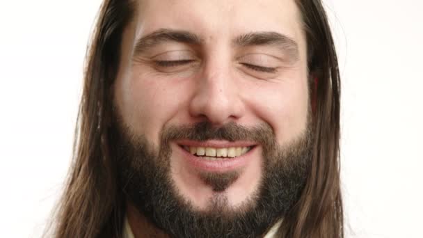 这是一张留胡子男子的特写画像 他带着真正的微笑 他的眼睛因喜悦而微微颤动 传达出温暖和友善 具有高度的分辨率 8K照相机 — 图库视频影像